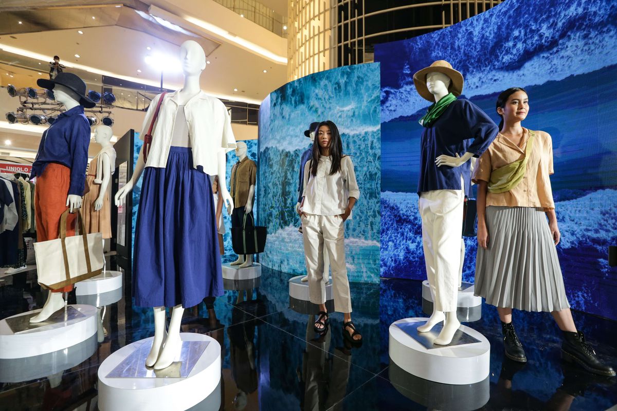 Peragaan busana koleksi LifeWear 2022 Spring/Summer Uniqlo bertema Uniqlo City, The Joys of Clothing di Senayan City, Jakarta, Kamis (13/1/2022). Pada tema ini Uniqlo berkolaborasi dengan empat public figur yaitu Jerome Polin, Reza Rahardian, Eva Celia, dan Sophia Latjuba.