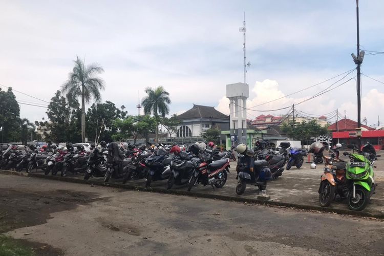 Motor hijau (ujung kanan) sudah terparkir di Stasiun Bandung sejak Januari 2020 dan hingga kini belum diambil pemiliknya. 