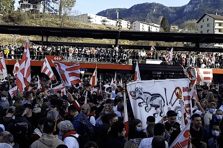 Massa di kota Moutier, Swiss, yang memilih bergabung bersama Jura merayakan referendum yang membuat mereka bisa bergabung bersama daerah impian mereka.