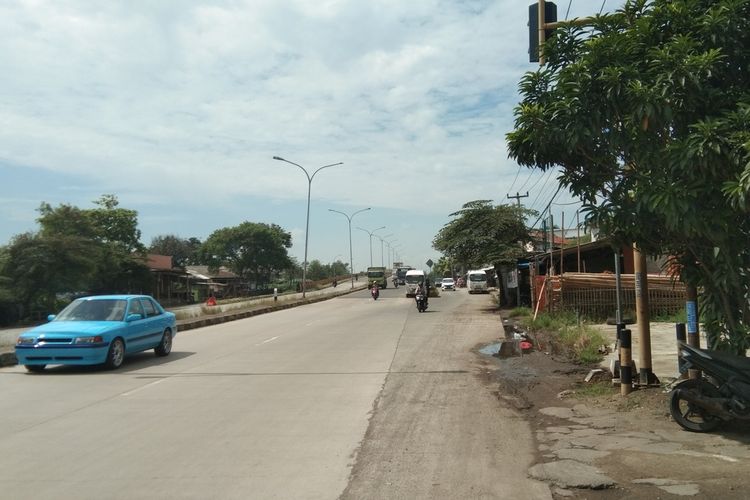 Jalan Lingkar Luar Karawang atau Jalan Baru, salah satu jalur mudik yang melintasi Kabupaten Karawang.