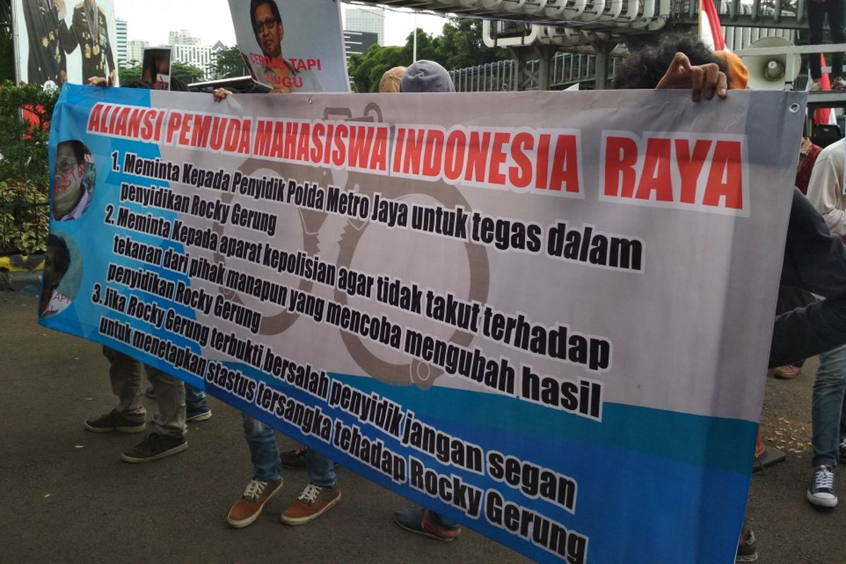 Massa yang berdemo di depan Polda Metro Jaya jelang diperiksanya Rocky Gerung di Polda Metro Jaya pada Jumat (1/2/2019)