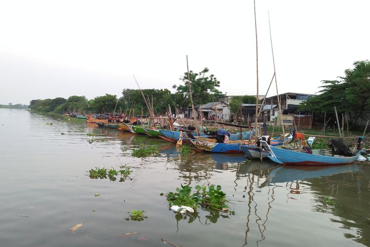 Suasana di pinggiran aliran anak sungai Bengawan Solo yang berada di Desa Randuboto, Kecamatan Sidayu, Gresik.