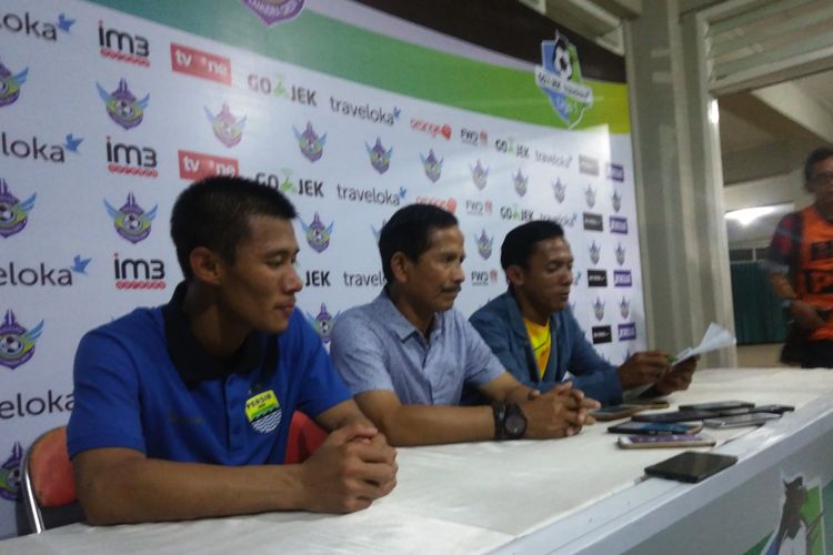 Pelatih Persib Bandung Djadjang Nurdjaman (tengah) dan Tantan (kiri), selepas pertandingan kontra Persegres, Rabu (3/5/2017) malam.