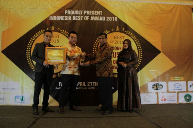 Pendiri & CEO AKI Group, Victor Wirawan, menerima penghargaan untuk kategori A Leading Property Development Company in Developing Solar Panel Technology Housing di Jakarta, Jumat malam, (27/4/208) 