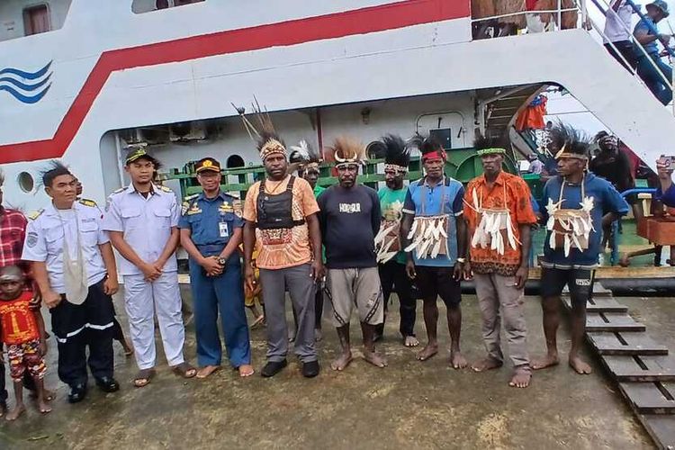 Setelah Bertahun-tahun Ditunggu, Kapal Perintis Akhirnya Sandar di Mimika Timur
