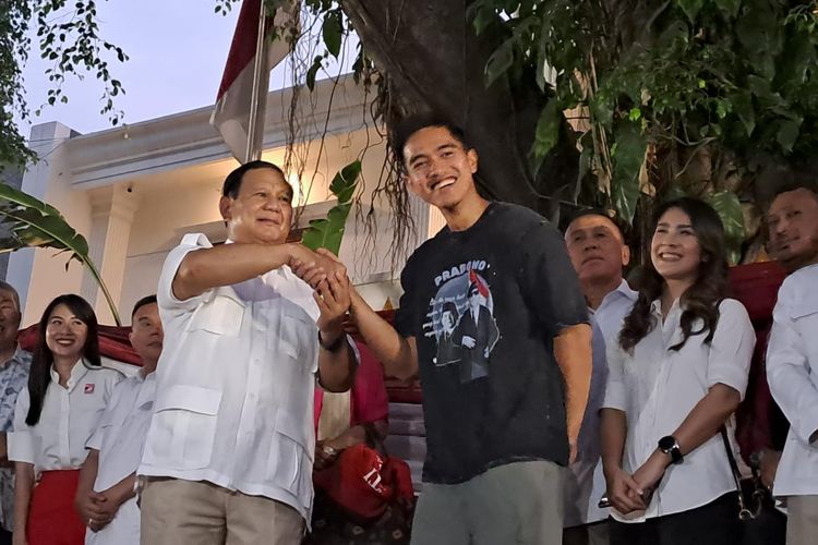 Ketua Umum PSI Kaesang Pangarep dan Ketua Umum Partai Gerindra Prabowo Subianto usai bertemu di rumah Prabowo, Jalan Kertanegara, Jakarta, Kamis (12/10/2023). 