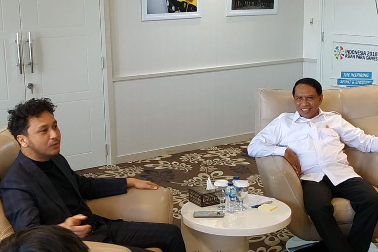 Ketua Panitia Penyelenggara Piala Presiden Esports 2020 Giring Ganesha (kiri) saat bertemu dengan Menpora Zainudin Amali, di Jakarta, Selasa (21/1/2020).