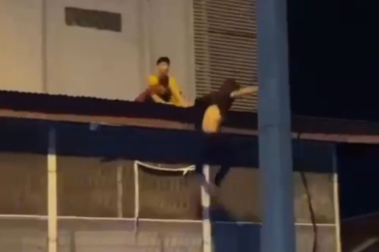 Viral Pria Diduga Maling Didorong dari Atap Ruko di Pekanbaru, Kritis di RS