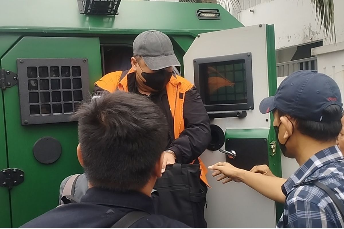 Topan Obaja Ginting dan Rasuli Efendi Siregar saat turun dari kendaraan untuk mengikuti sidang di Pengadilan Negeri (PN) Medan, Kamis (2/10/2025).