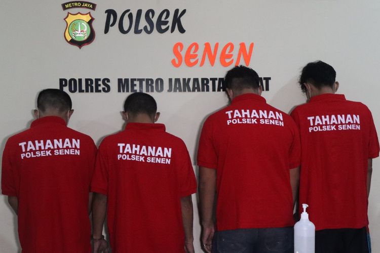 Polsek Senen tangkap empat pelaku penipuan jual beli barang di Pasar Kenari, Jumat (18/3/2022).