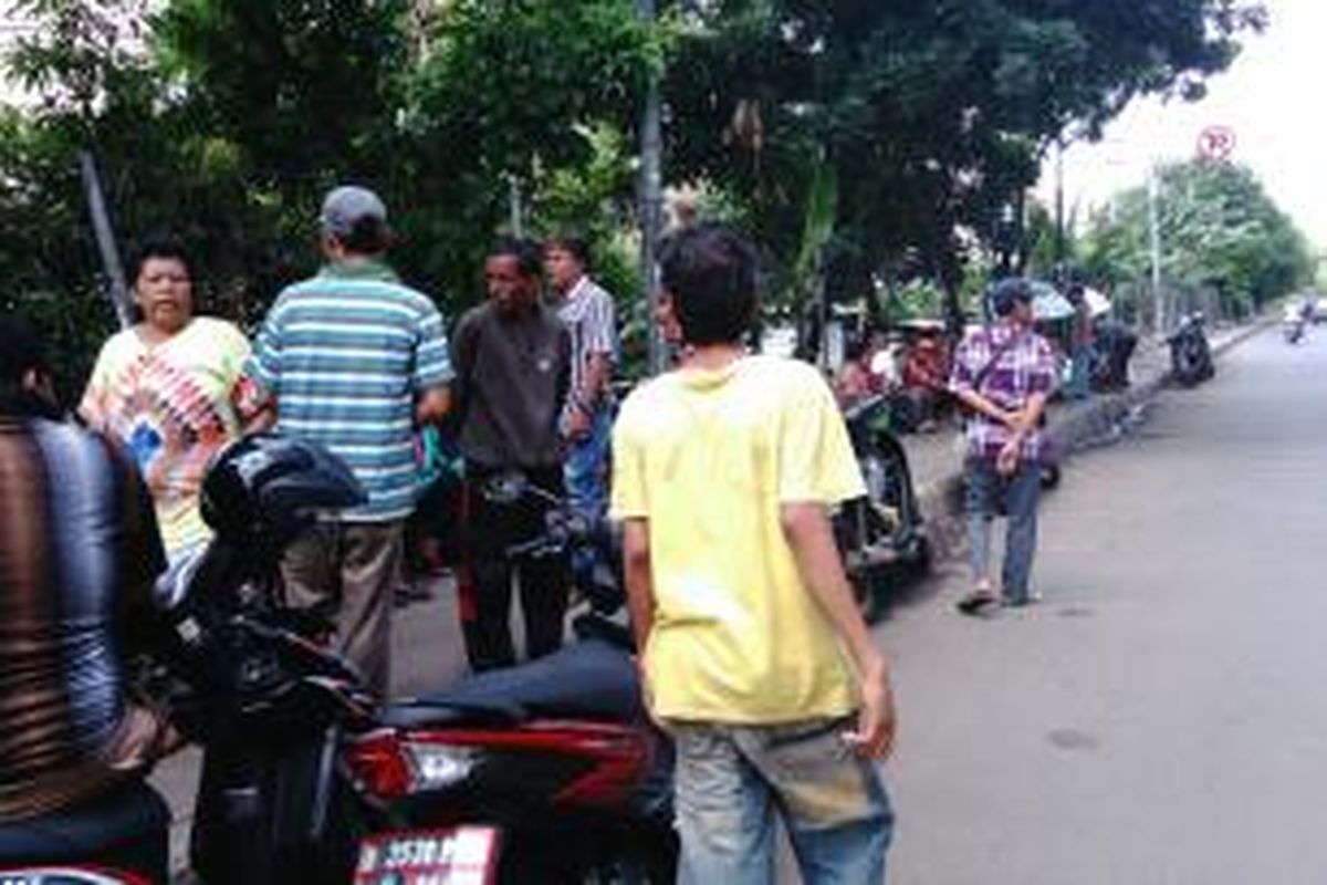 Puluhan sopir bus Metro Mini di Pondok Kopi, Jakarta Timur, melakukan aksi mogok, Senin (21/12/2015). Aksi para sopir ini merupakan kelanjutan sebagai buntut dari pengandangan sejumlah Metro Mini di DKI. 