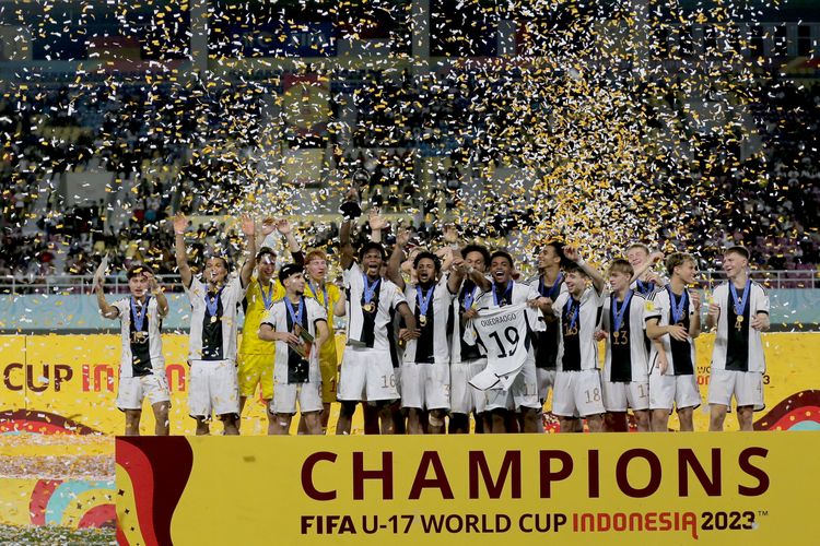 Selebrasi Timnas Jerman usai meraih juara Piala Dunia U17 2023 Indonesia usai mengalahkan Perancis dengan skor 2-2 (4-3) yang berlangsung di Stadion Manahan Solo, Sabtu (2/12/2023) malam.