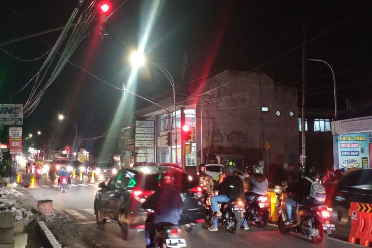 Lampu merah yang berada setelah Jembatan Tunggulmas, Jalan Raya Tlogomas, Kota Malang, Jawa Timur seringkali terjadi kepadatan kendaraan bermotor yang melintas. 