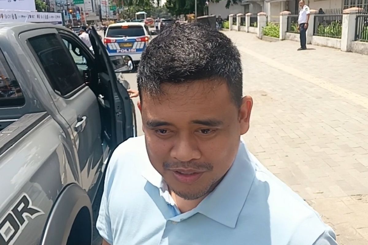 Walikota Medan Bobby Nasution saat ditanya wartawan di Jalan Balai Kota Medan, Minggu (25/8/2024
