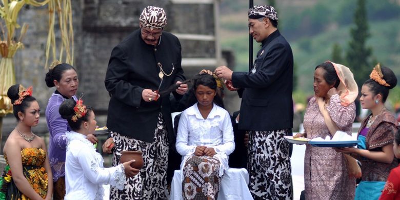 Prosesi pemotongan rambut pada rangkaian Dieng Culture Festival (DCF) tahun 2016 di Komplek Candi Arjuna, Dieng Kulon, Batur, Banjarnegara, Jawa Tengah.