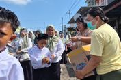 Jemaat Katolik Banyuwangi Bagikan 1.640 Paket Kue ke Peserta Kirab Hari Santri