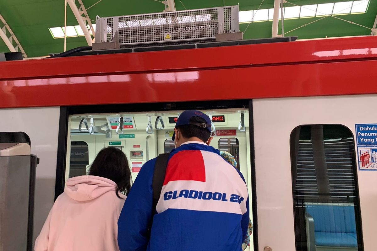 Penumpang LRT Jabodebek terlihat sedikit menunduk saat akan masuk ke dalam kereta di Stasiun Jatimulya, Rabu (6/9/2023). Pintu LRT disebut masyarakat terlalu pendek untuk pengguna yang memiliki tinggi di atas rata-rata.