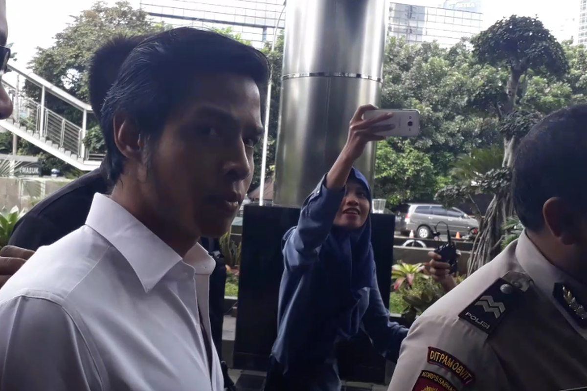 Putra mantan Ketua DPR Setya Novanto, Rheza Herwindo memenuhi panggilan penyidik Komisi Pemberantasan Korupsi (KPK), Jumat (22/12/2017).