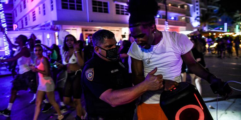 Miami Beach is Stupid, Thousands of People Party Violating Prokes, Raided by the SWAT Team