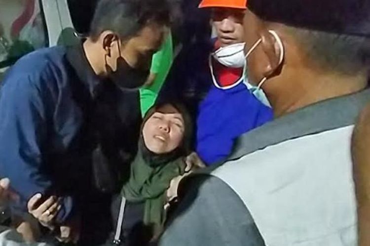 Tubuh Siti langsung pingsan melihat peti mati jenazah sang anak, Firman Nur (16), yang menjadi salah satu korban meninggal tragedi Ponpes Al Khoziny, Sidoarjo, Jawa Timur.