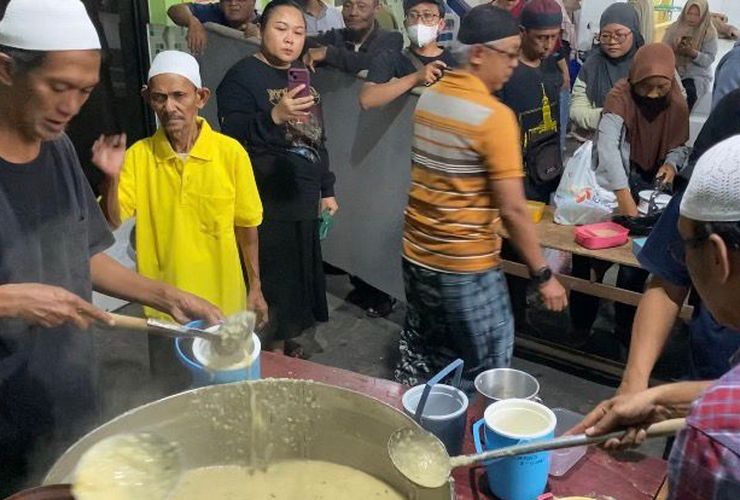 BERITA FOTO: “War” Bubur Samin di Masjid Darussalam Solo, Warga Rela Antre Demi Rasa Khas Banjar
