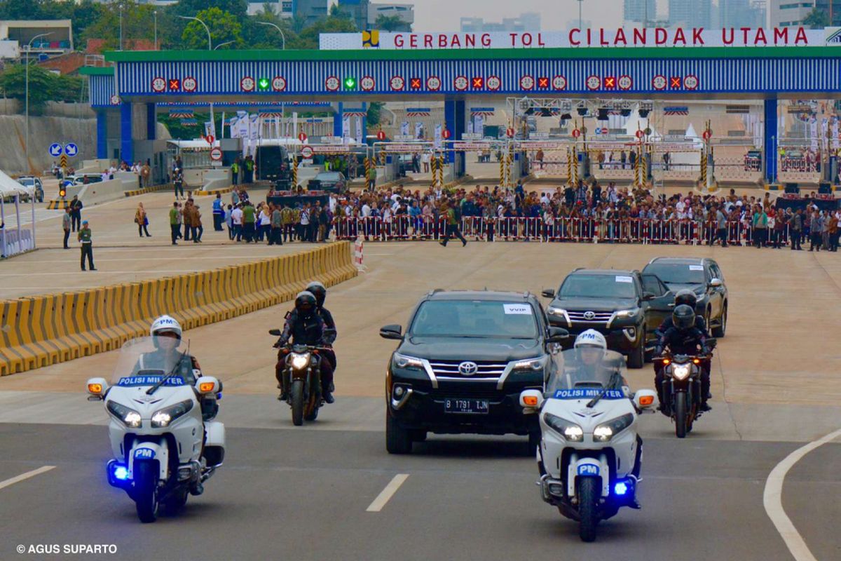 Iringan kendaraan Presiden Joko Widodo saat akan meresmikan pengoperasian jalan Tol Depok-Antasari Seksi I di Jakarta, Kamis (27/9/2018). Pengoperasian Tol Depok Antasari (Desari) Seksi I ruas Antasari-Brigif sepanjang 5,8 km tersebut untuk meningkatkan konektivitas antara Jakarta dengan kota-kota penyangga seperti Depok, Bogor dan Kabupaten Bogor.