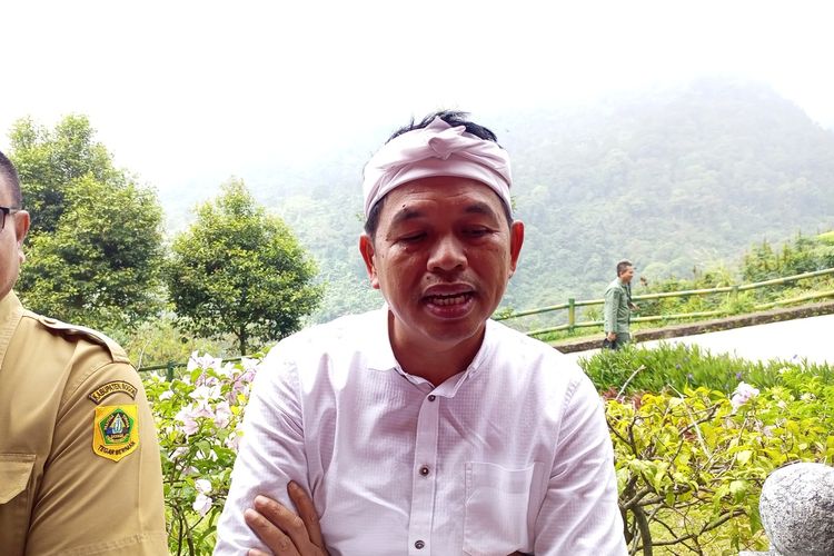 Wakil Ketua Komisi IV DPR RI Dedi Mulyadi saat melakukan kunjungan kerja untuk meninjau permasalahan macet di tempat wisata Taman Safari Indonesia (TSI) di Cisarua, Kabupaten Bogor, Senin (29/5/2023).