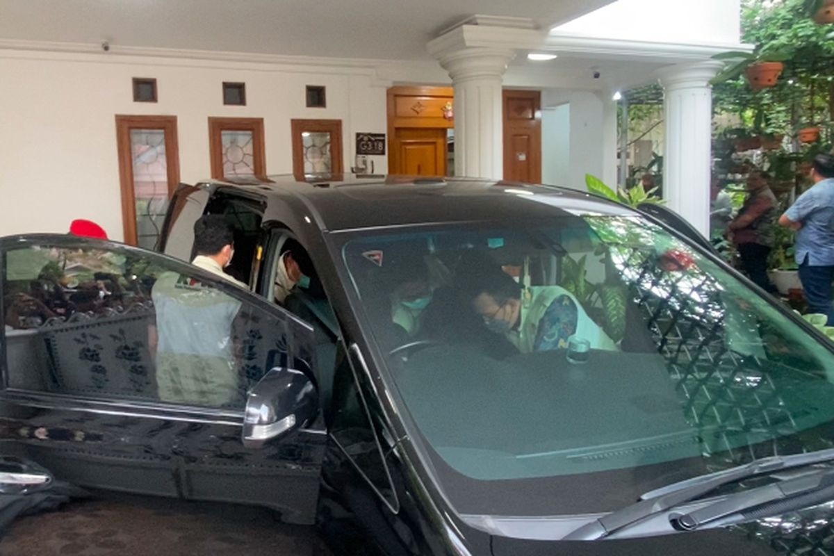 Penyidik KPK Turut Geledah Mobil Toyota Vellfire yang Terparkir di Rumah Hasto