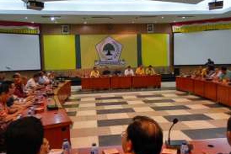 DPP Partai Golkar hasil Munas Riau berkumpul kembali untuk pertama kalinya di DPP Partai Golkar, Jumat (19/2/2016). Kepengurusan Partai Golkar terpecah menjadi dua kubu, yaitu kubu Aburizal Bakrie dan Agung Laksono.