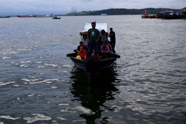 Suasana masyarakat yang menggunakan perahu untuk menyebrang ke kabupaten Penajam di Kampung Atas Air, Kota Balikpapan, Kalimantan Timur, Sabtu (10/12/2016). Kampung yang dulu kumuh ini sekarang menjadi kampung yang cukup asri, dan menyabet sejumlah penghargaan nasional.