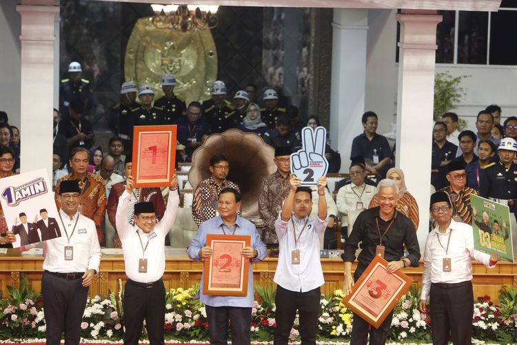 Tiga pasangan calon foto bersama usai rapat pleno terbuka  pengundian dan penetapan nomor urut dalam pemilihan Presiden dan Wakil Presiden Pemilu 2024 di Kantor KPU, Jakarta, Selasa (14/11/2023) Berdiri dari kiri ke kanan pasangan Anies Baswedan-Muhaimin Iskandar (nomor urut 1), pasangan Prabowo Subianto-Gibran Rakaning Raka (nomor urut 2), dan pasangan Ganjar Pranowo-Mahfud MD (nomor urut 3)