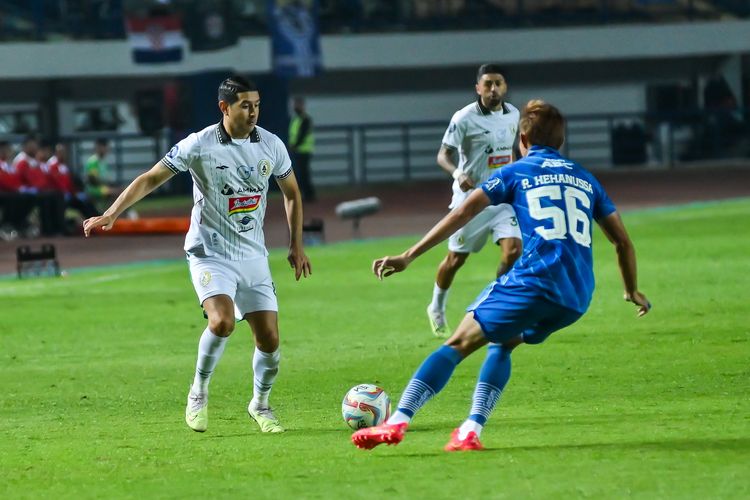 Pemain PSS Sleman Esteban Vizcarra (putih) coba melewati adangan pemain Persib Bandung Rezaldi Hehanussa dalam pertandingan pekan ke-17 Liga 1 2023-2024 di Stadion Gelora Bandung Lautan Api (GBLA), Sabtu (28/10/2023).