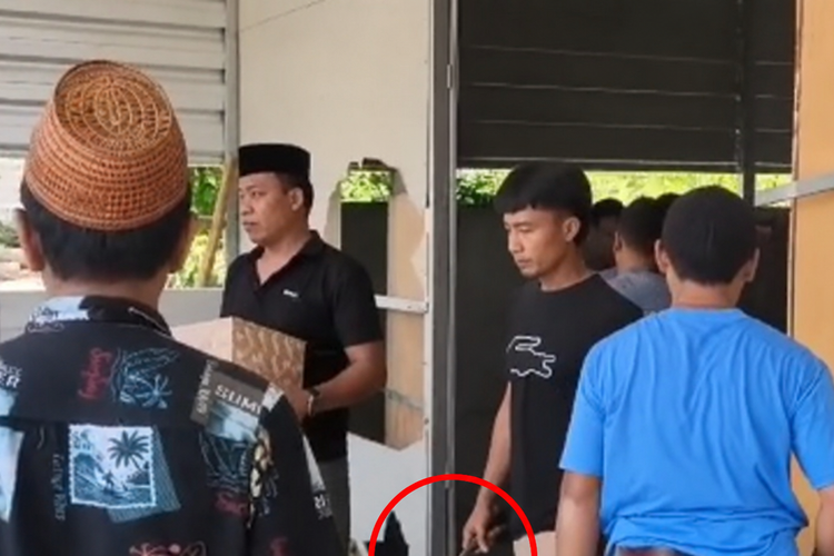 Rumah IRT Pamekasan Didobrak Puluhan Orang, Rokok Dagangan dan Honda Brio Dibawa Kabur