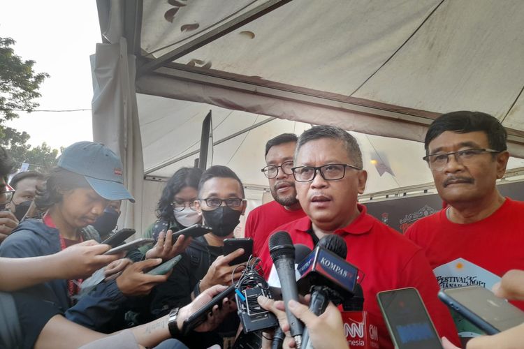 Sekretaris Jenderal DPP PDI-P Hasto Kristiyanto ditemui di Parkir Timur Senayan, Jakarta, Jumat (27/5/2022).