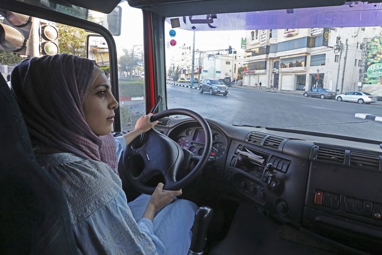 Palestinian Dalia al-Darawish prepares for her exam to become a truck driver, in the West Bank town of Hebron on September 25, 2019. - Recent months have seen protests in the West Bank after a 21-year-old woman was allegedly killed by her family members after posting a photo with her soon to be fiance on Instagram. The demonstrators are demanding more protection for women, but also a more prominent political movement for womens rights. (Photo by HAZEM BADER / AFP)