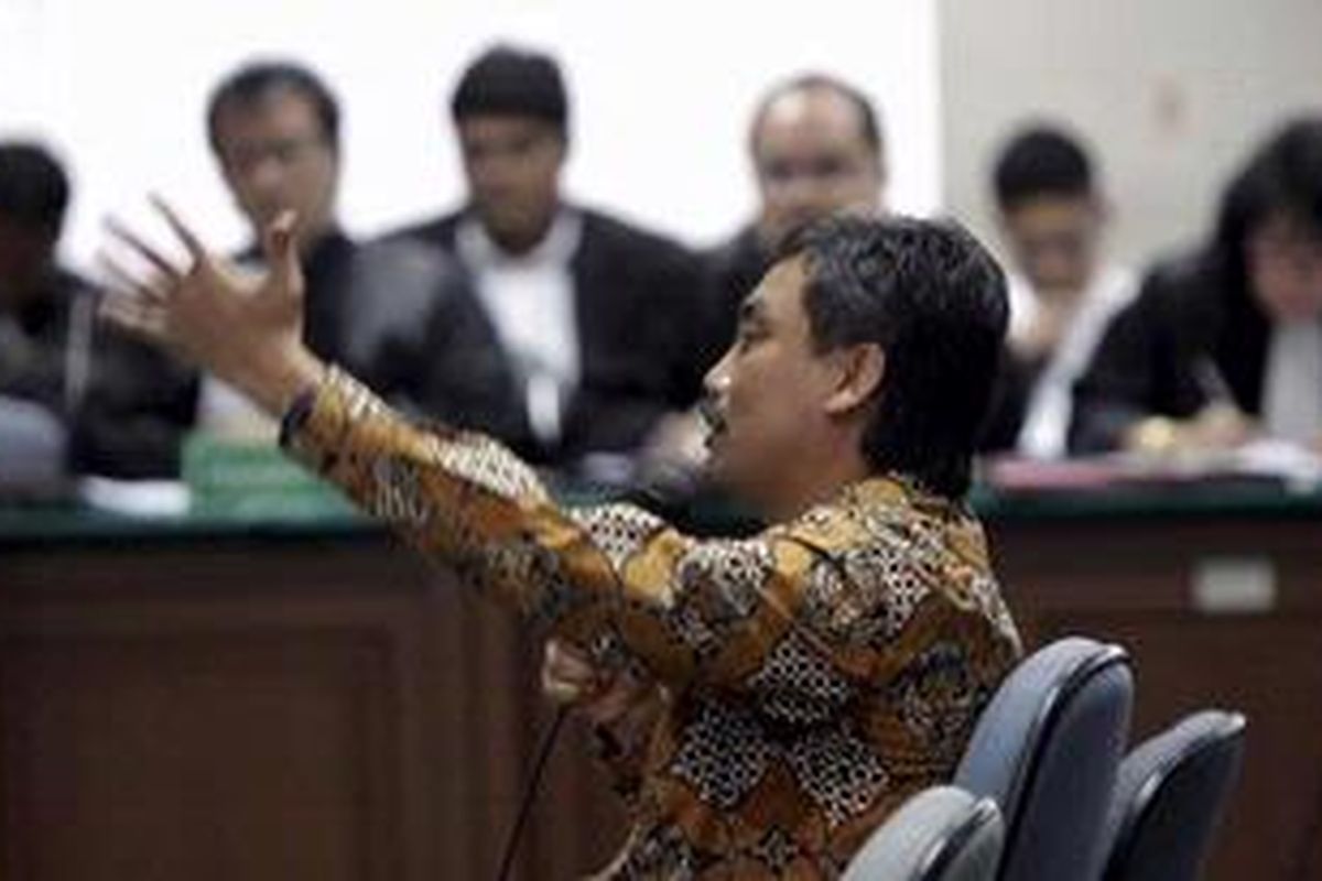 Menteri Pemuda dan Olahraga Andi Mallarangeng memberi kesaksian di Pengadilan Tindak Pidana Korupsi, Jakarta, Rabu (22/2/2012). Politikus Partai Demokrat tersebut bersaksi untuk mantan bendahara umum Partai Demokrat Muhammad Nazaruddin dalam kasus dugaan suap proyek pembangunan wisma atlet SEA Games di Palembang, Sumatera Selatan.