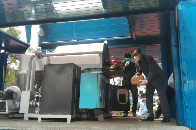 Pemusnahan barang bukti ganja sekitar 26 kilogram ganja di Plaza Pemkab Karawang, Kamis (14/10/2021).