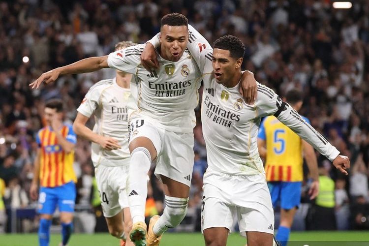 Penyerang Real Madrid, Kylian Mbappe, merayakan gol bersama Jude Bellingham pada laga Liga Spanyol antara Real Madrid CF dan Valencia CF di Stadion Santiago Bernabeu di Madrid pada 1 November 2025.