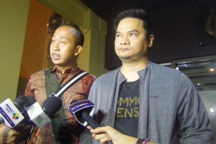 Adik Iwak K, Makki Ibrahim Kusuma (kanan), dan kuasa hukumnya Chris Sam Siwu (kiri) usai mengunjungi Iwa di Mapolresta Bandara Soekarno-Hatta, Tangerang, Banten, Sabtu (29/4/2017) malam.