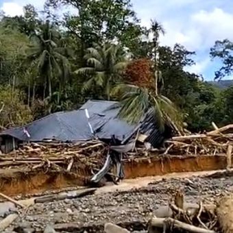 Suasana kampung Arman Zebua (25), di Lorong 4, Desa Hutanabolon, Kecamatan Tukka, Kabupaten Tapanuli Tengah, Sumatera Utara usai diterjang banjir dan longsor. 