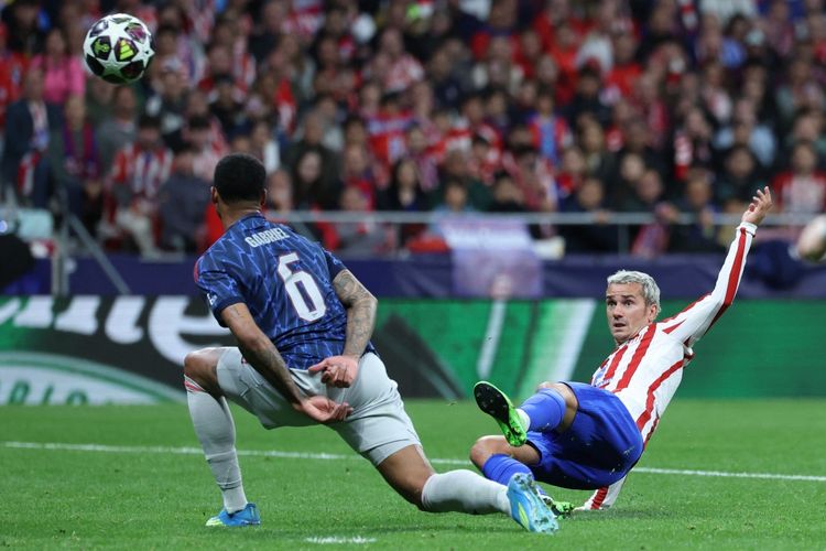Bek Arsenal, Gabriel Magalhaes, berduel dengan penyerang Atletico Madrid, Antoine Griezmann, pada laga leg pertama semifinal Liga Champions antara Club Atletico de Madrid dan Arsenal di stadion Metropolitano di Madrid pada 29 April 2026.