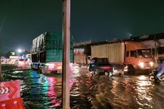 Jalan Kaligawe Semarang Terendam Banjir 30 Cm, Sempat Macet Panjang