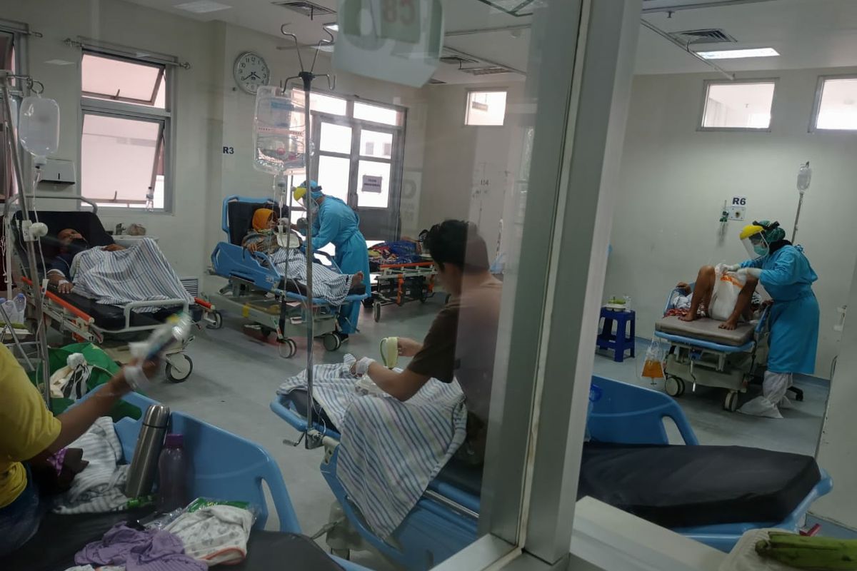 Penanganan pasien Covid-19 di RSUD Gambiran Kota Kediri, Jawa Timur.