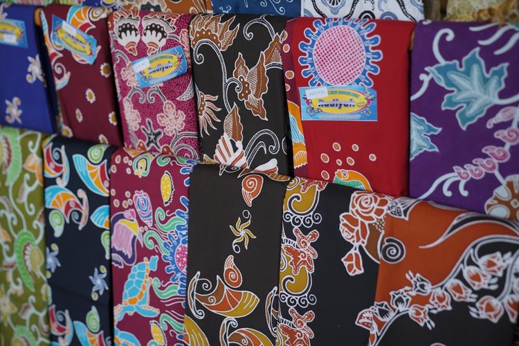 Batik bermotif kerang merupakan salah satu produk ekonomi kreatif best-seller di Kabupaten Situbondo.