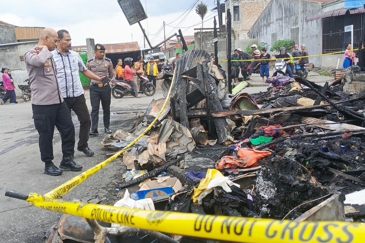 Kondisi terkini satu unit rumah yang terbakar di Jalan Nabung Surbakti, Kabanjahe, Kamis (27/6/2024). Akibat kebakaran ini, empat orang yang merupakan satu keluarga menjadi korban.