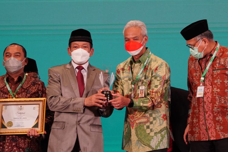 Gubernur Jawa Tengah (Jateng) menerima penghargaan dari Badan Amil Zakat Nasional (Baznas) di The Sultan Hotel, Jakarta, Senin (17/1/2022). Penghargaan diberikan langsung oleh Ketua Baznas RI Nur Ahmad.