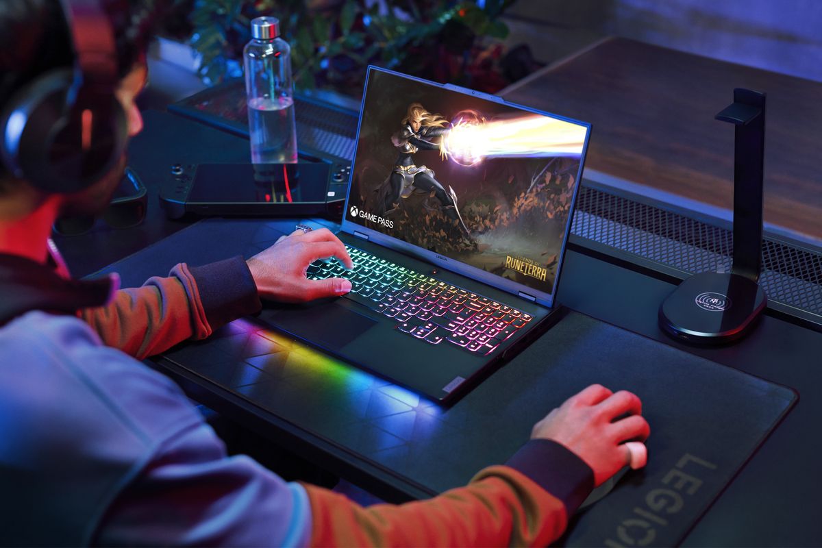 Lenovo Legion Pro 7i 2025 juga membawa peningkatan besar dibanding generasi sebelumnya dengan menghadirkan Nvidia GeForce RTX 5090, prosesor Intel Core Ultra 9 275HX, hingga dukungan layar OLED hingga 240 Hz.