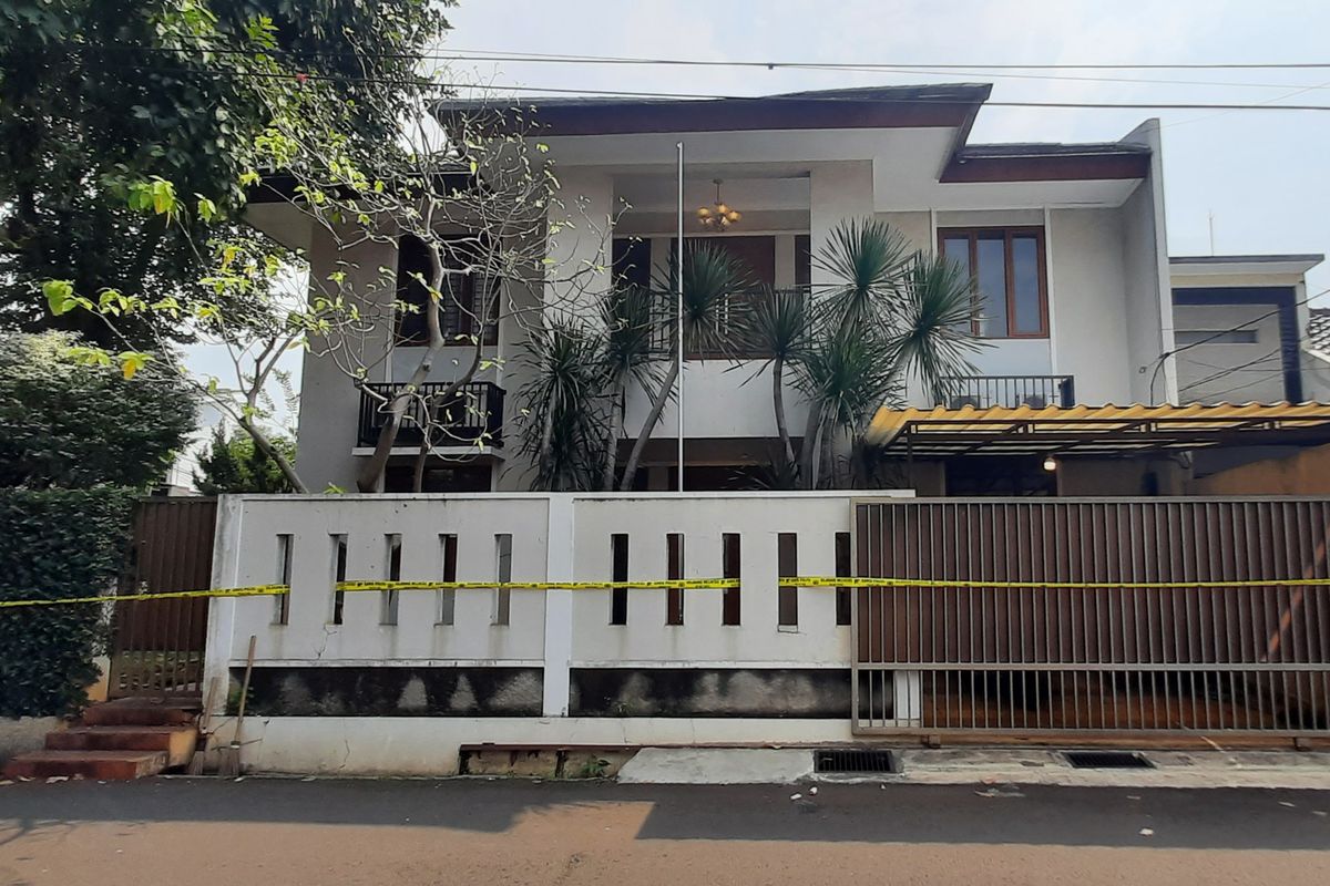 Rumah dinas Kepala Divisi (Kadiv) Profesi dan Pengamanan (Propam) Polri Inspektur Jenderal Ferdy Sambo di Kompleks Polri, Duren Tiga, Pancoran, Jakarta Selatan. Rumah itu diduga menjadi tempat Brigadir J tewas setelah diduga terlibat aksi saling tembak dengan Bharada E. Foto diambil pada Minggu (24/7/2022). 