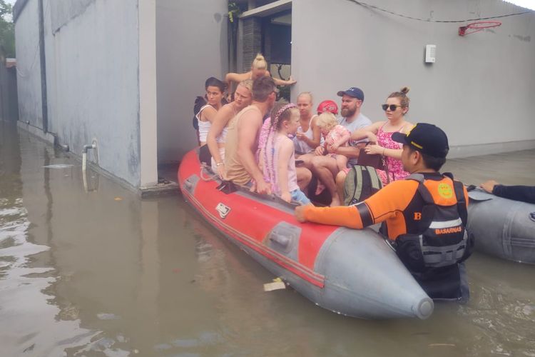 Banjir di kawasan Seminyak Bali, puluhan wisatawan asing dievakuasi, Sabtu (8/10/2022).