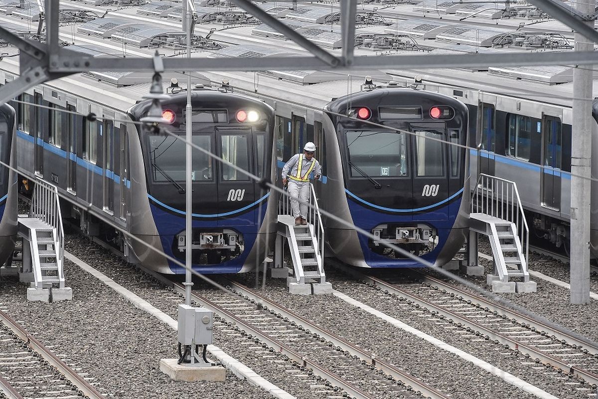 Petugas melakukan pengecekan kereta Mass Rapid Transit (MRT) di Stasiun Lebak Bulus, Jakarta, Kamis (17/1/2019). Jelang peresmian MRT yang akan dilaksanakan pada Maret 2019 tersebut masyarakat dapat mencoba secara gratis moda transportasi itu mulai 27 Februari. ANTARA FOTO/Muhammad Adimaja/wsj.